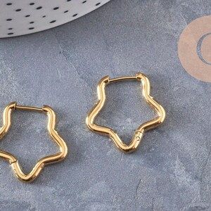 Créoles étoile acier 201 inoxydable doré 18K IP 23mm, la paire (G10966)