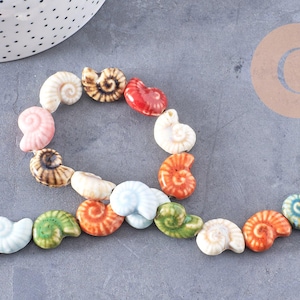 Multicolor porcelain snail shell beads 20.5mm, x1 strand of 35cm (G10325)