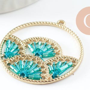 Pendentif rond zamac doré tissé rocaille vert turquoise dentelle 37.5mm, x2 (G4133)