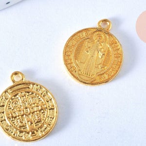 Saint Benedict round medal pendant in gold-plated brass, yellow enamel, 18mm, x1 (G5498)