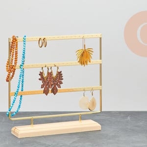 Verguld messing sieradenstandaard voor oorbellen, houten voet, 25,4 cm, x1 (G8378)