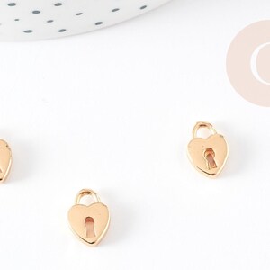 Dije de candado con llave de latón bañado en oro de 18 quilates, cristal, sin níquel, creación de joyas, colgante de amor, 19 mm, x2 G3595