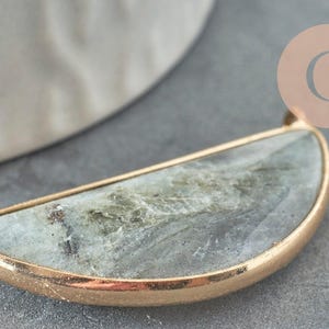 Natural labradorite half-moon pendant in gold-plated brass 36mm, natural stone jewelry creation x1 G0447