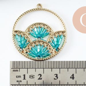 Pendentif rond zamac doré tissé rocaille vert turquoise dentelle 37.5mm, x2 (G4133)