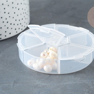 Round plastic bead storage box with 6 compartments, 7.8cm, x1 (G7213)