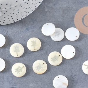 Pendentif rond nacre tortue, pendentif tortue,coquillage blanc naturel,16mm,1 trou x10 (G1068)