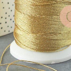 Fil doré métallisé or clair polyester à broder-couture-bijoux 0.8mm, x5 mètres (G4419)