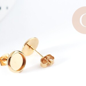 Oorbellen met ronde cabochon van 6 mm in 16-karaats verguld messing, paar (G8922)