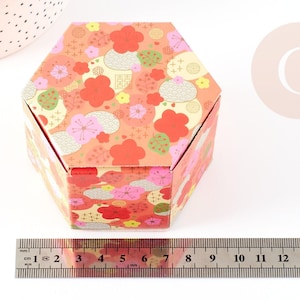 Caixa de presente hexagonal com padrão japonês, papelão, 7,65 x 8,8 cm, x1 (G6288)