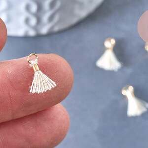 Pompon blanc écru polyestère support doré, pompon boucles,fabrication bijoux bohème,10-16mm, x5 (G4546)