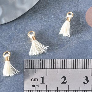 Pompon blanc écru polyestère support doré, pompon boucles,fabrication bijoux bohème,10-16mm, x5 (G4546)