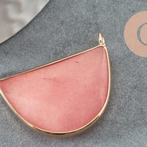 Natural jade half-moon pendant, pink tinted, gold-plated brass, 32mm, x1 (G1535)