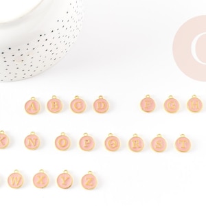 Okrągły, pozłacany wisiorek ze znalu z inicjałem w jasnoróżowej emalii, 14 mm, Wisiorek damski, metal pozłacany, wisiorek z inicjałem, 14 mm, x1 G2933