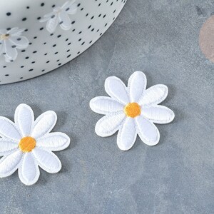 White iron-on Marguerite embroidered patch 33mm, clothing customization, flower embroidery, X2 G7787