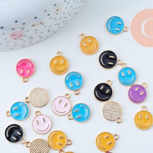 Colgante de zamac con cara sonriente bañado en oro y esmalte multicolor, 12 mm, x5 (G6105)