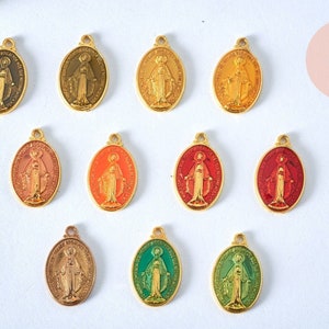Oval Virgin Mary medal pendant in golden brass mixed enamel, 19.5mm, X1 G2939