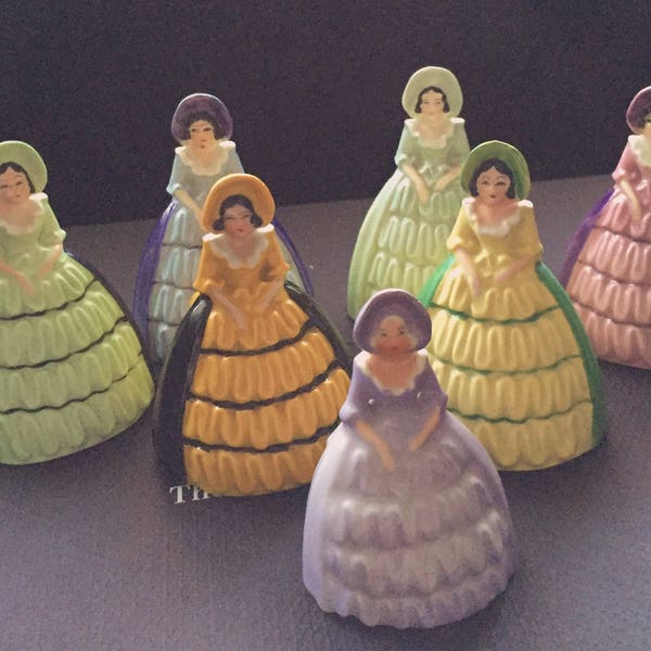 Zeldzame Harlequin set van zes CARLTON WARE keramische Crinoline Lady servet houders. C. 1930. plus de overeenkomende Crinoline tabel klok