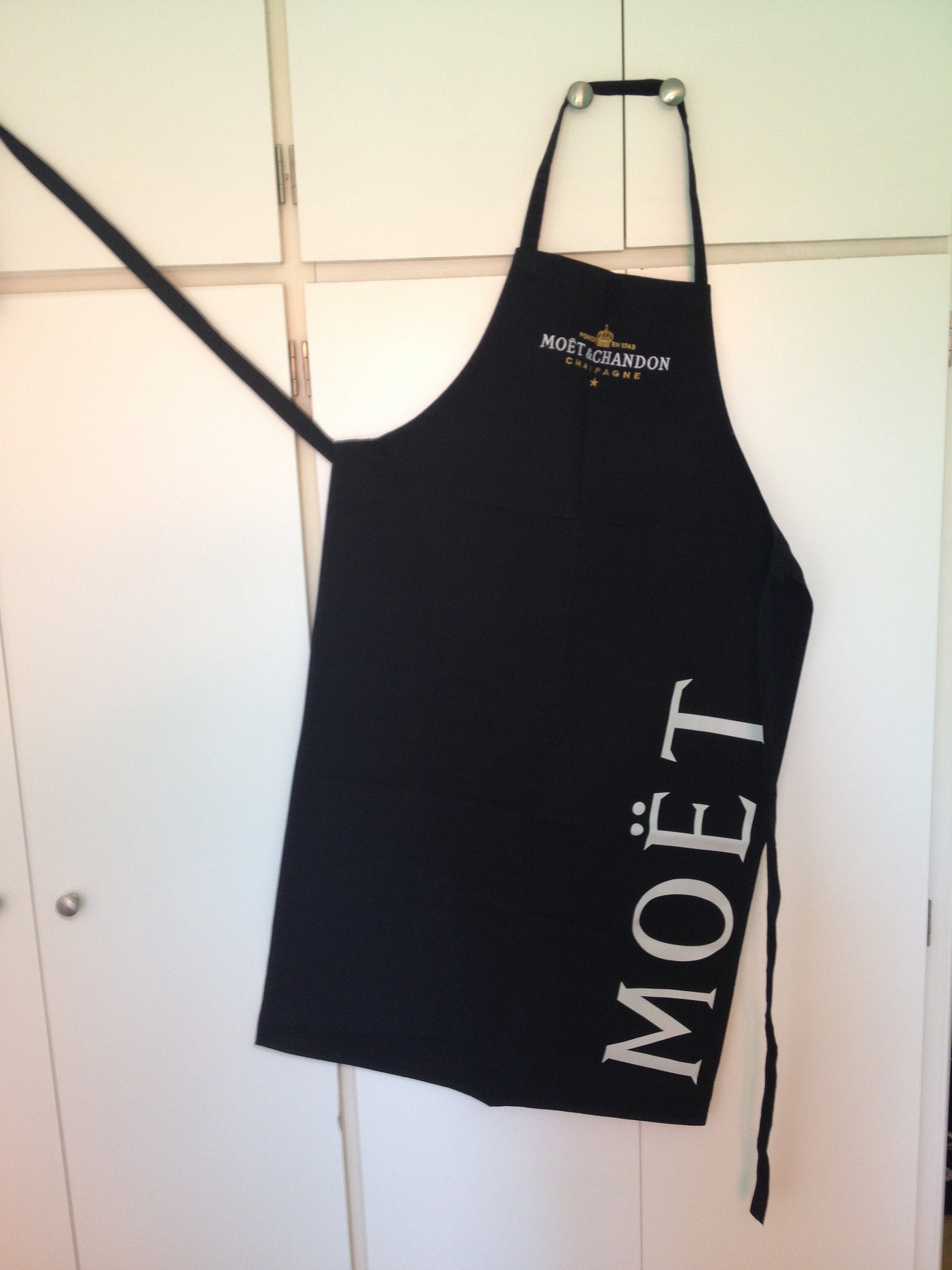 MOET CHANDON CHAMPAGNE Apron Full Length With Bib Brand New in 