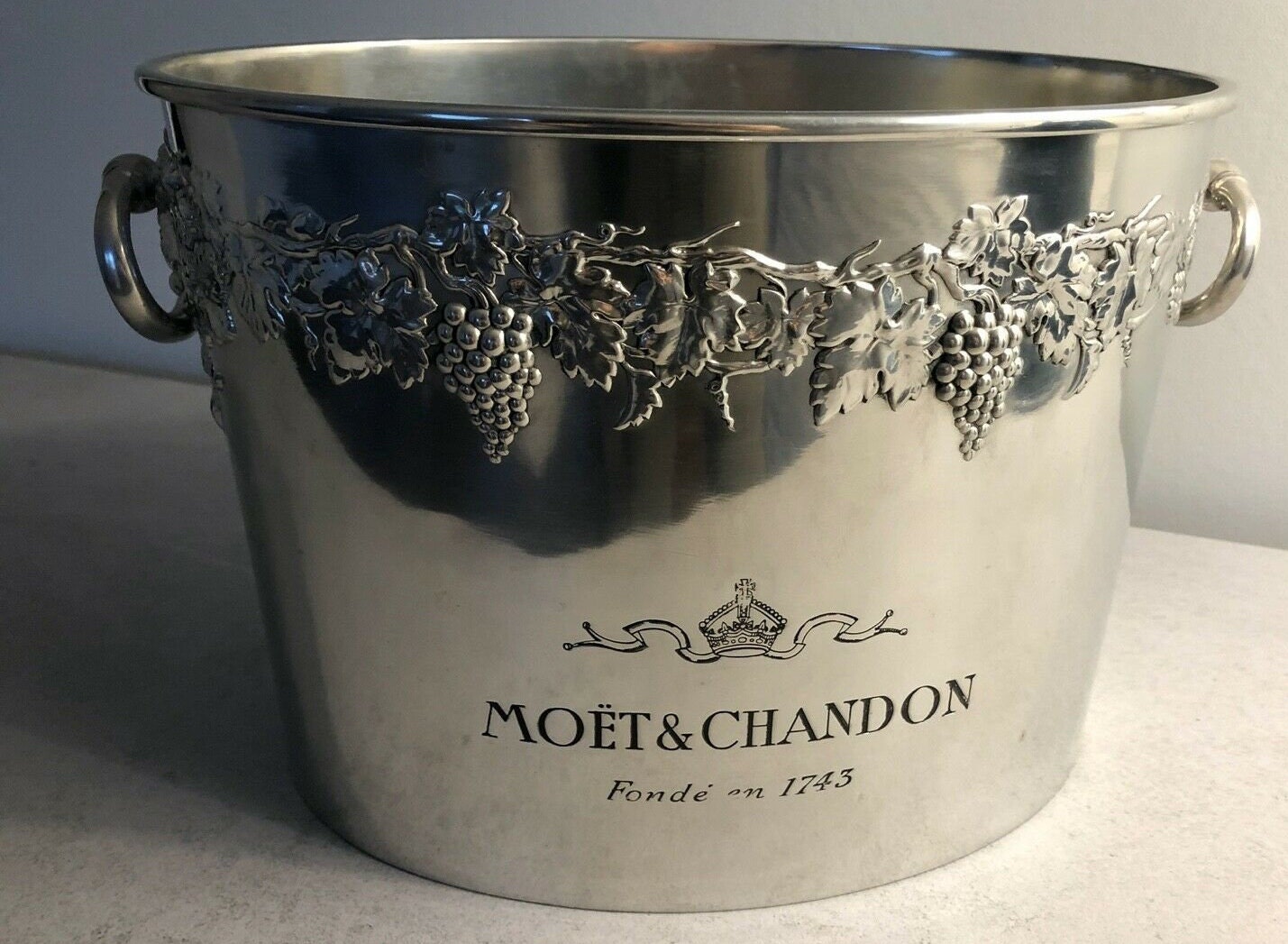 A Moët & Chandon champagne cooler in white metal, made by Argit in  France, 20th century. - Bukowskis