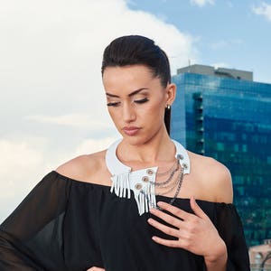 Collier en cuir blanc, cuir pour femme avec chaînes, collier à franges, collier tendance, collier artistique, collier audacieux, collier de fête,