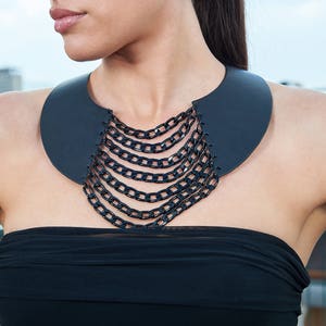 Schwarze Leder Halskette, große Halskette, futuristische Halskette, Geburtstagsgeschenk, handgemachter Schmuck, Leder handgemachte Kette, Lederschmuck
