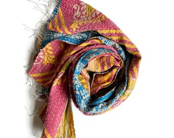 Handgemaakte sjaal van hergebruikte sari’s