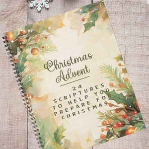 Könnte beinhalten: Ein Adventskalender-Tagebuch mit einem Aquarelldesign aus Stechpalmen, Beeren und goldenen Ornamenten. Der Umschlag trägt die Aufschrift "Christmas Advent 24 Scriptures to Help You Prepare for Christmas".