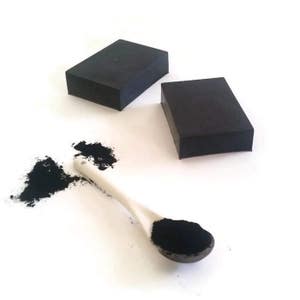 Actieve houtskoolzeep, houtskoolzeep, acnezeep, tea tree zeep, detoxzeep, glycerinezeep, eczeemzeep, biologische huidverzorging. Veganistische zeep