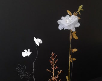 composition fleurs sur socle bois, cadeau de noel