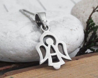 Collar con colgante de ángel de la guarda en plata de ley: joyería de protección