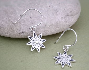 Pendientes colgantes de flores de mandala de pequeña estrella en plata de ley, pendientes minimalistas botánicos para ella, regalo amante del jardín y las flores