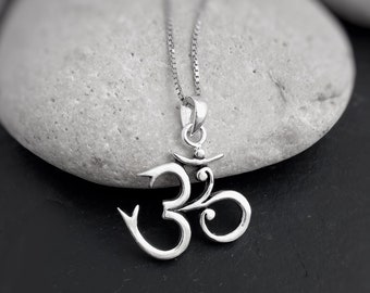 Collar con colgante Om de plata de ley: Joyería unisex para yoga