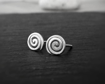 Tiny Spiral Studs oorbellen, Sterling zilveren gewone Swirl post oorbellen, kleine sierlijke draad studs, klassieke minimalistische tweede gat studs voor haar