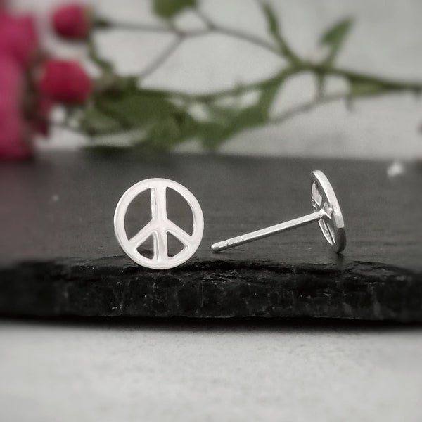 Boucles d’oreilles en argent Signe de paix Stud, Boucles d’oreilles symbole Amour et Paix, Clous ronds de tous les jours, Bijoux d’amour hippie, Symbole de désarmement nucléaire