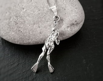 Leaping Toad Frog pendant necklace made in 925 sterling silver, Unusual minimalist Frog charm for her, Fun animal gift, Frog lover jewelry