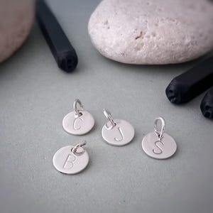 Disco inicial para colar de prata esterlina, pingente de moeda redonda estampada à mão, etiqueta com letra do alfabeto, joia personalizada, pingente de presente feminino