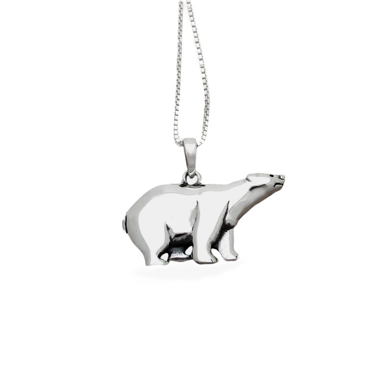 Puede incluir: Colgante de oso polar plateado en una fina cadena. El colgante representa un oso polar tridimensional, con la cabeza levantada. La cadena es de dise&ntilde;o delicado, de eslabones cuadrados, ideal para el uso diario.