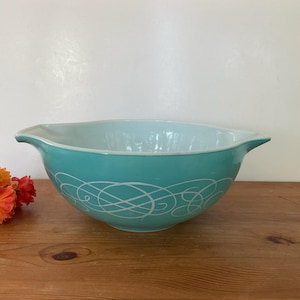 Vintage Pyrex Cinderella Bowl: Turquoise Scroll, 2.5 Quart #443