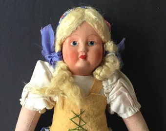 Vintage Alpen Dirndl Stoffpuppe: 32 cm große handgefertigte Puppe