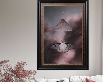 Méditation contre les papillons de nuit : Twilight Hush [Reproduction d'art] Peinture de deux papillons de nuit gris-rose avec croissant de lune, nuages doux, ciel étoilé - affiche d'illustration