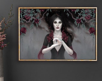 Puede incluir: Una impresión de arte mural rectangular en un marco dorado que presenta una ilustración digital de una figura pálida con cabello oscuro largo que viste un vestido negro con detalles en rojo oscuro, rodeada de ramas de granada y flores rojas.