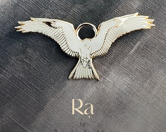 Ra Pin - Mythologie égyptienne - Dieu soleil créateur, roi des dieux et de toute la création, plumes de faucon - Bijoux de revers en or noir en émail dur - Broche