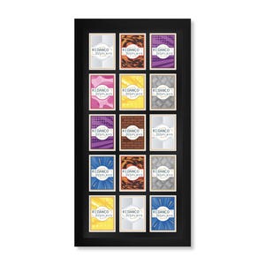 Op de afbeelding: Een zwart omkaderde display met 16 kleine, kleurrijke kaarten. Elke kaart heeft een uniek ontwerp en de tekst "REDANCO DISPLAYS". De kaarten hebben verschillende patronen en kleuren, waaronder roze, geel en blauw.