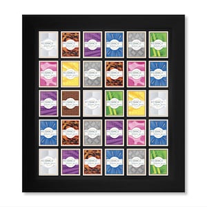 Op de afbeelding: Een zwart omkaderde display met 30 kleine, kleurrijke kaarten. Elke kaart heeft een uniek ontwerp en de tekst "RIDANCO DISPLAYS". De kaarten zijn in een rasterpatroon gerangschikt, wat een visueel aantrekkelijke presentatie creëert.