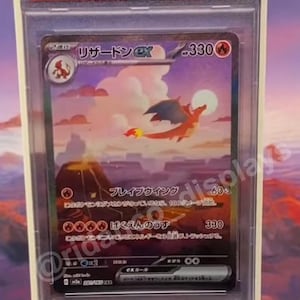 Pode incluir: Um cart&atilde;o colecion&aacute;vel Pok&eacute;mon graduado com Charizard ex, um Special Art Rare do conjunto 2023 SV2a JP. O cart&atilde;o exibe uma ilustra&ccedil;&atilde;o vibrante de Charizard em voo contra um fundo de p&ocirc;r do sol. O cart&atilde;o &eacute; classificado GEM MT 10.