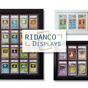 Op de afbeelding: Drie zwarte fotolijsten met verschillende matgroottes en glazen voorpanelen, die verschillende Pok&eacute;mon-verzamelkaarten tonen. De lijsten staan op een witte achtergrond. De tekst "RIDANCO DISPLAYS" staat in het midden van de afbeelding.