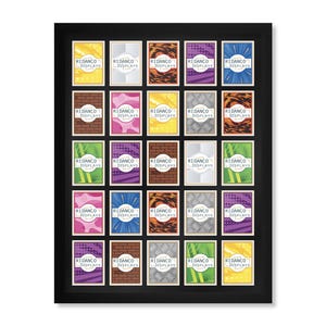 Op de afbeelding: Een zwart omkaderde display gevuld met kleine, kleurrijke kaarten. Elke kaart heeft een uniek ontwerp en de tekst "REDANCO DISPLAYS". De kaarten hebben verschillende patronen en kleuren.