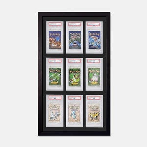 Può includere: Un espositore con cornice nera con nove confezioni di carte collezionabili Pokémon classificate. Ogni confezione è sigillata in una custodia protettiva con un'etichetta bianca. Le confezioni presentano vari personaggi Pokémon e la parola "Pokémon".