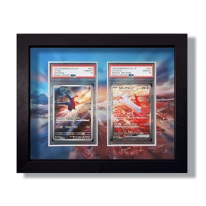 Op de afbeelding: Twee Pokémon-verzamelkaarten, een zwarte en rode Latios en een witte en rode Latias, worden getoond in een zwart frame met een blauwe en rode achtergrond. De kaarten zijn beide Special Art Rare en hebben een Gem Mint 10 beoordeling.