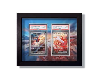 2 Cartões Postais Latios e Latias Impressos com Arte Estendida, Coleção Surging Sparks, Classificados pela PSA, Moldura para Cartões Colecionáveis TCG, Vitrine de Parede de Alta Qualidade